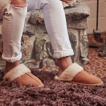 Minnetonka Chesney - Womens Slippers