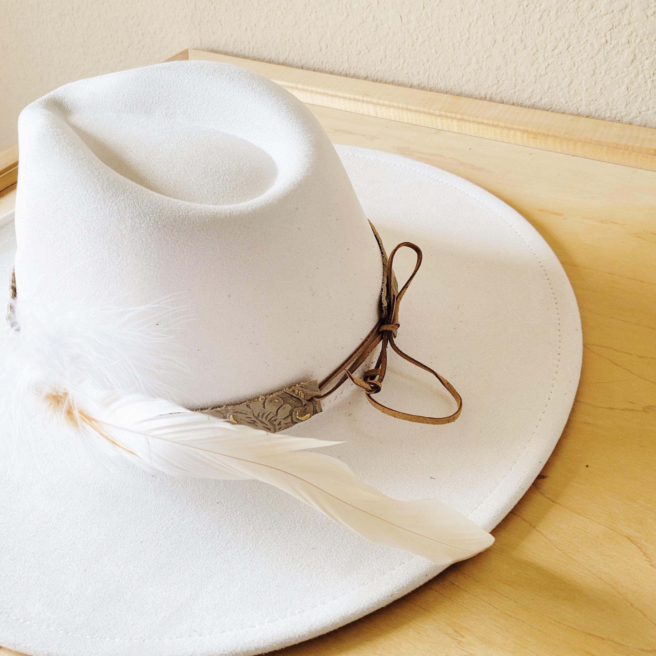 Gilded Cowboy Leather Hat Band w/ Feather Accents 952i