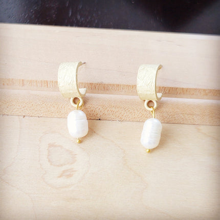 Matte Gold Cuff Earring w/ Genuine Freshwater Pearl Dangle 200n