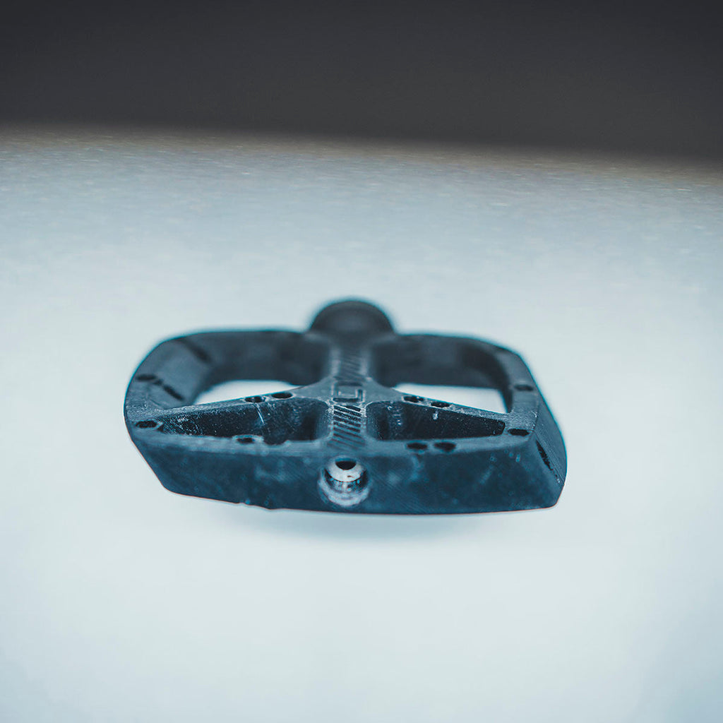 ONOFF - SHIELD V2 MTB PEDALS (Anthracite / Fuchsia / Blue)