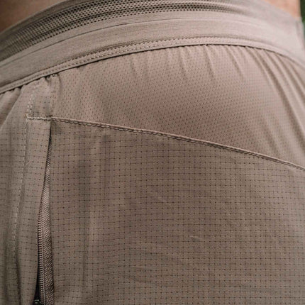 MEN’S | HYBRIFLEX SHORT : TAN